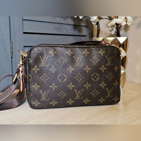 Authentic LOUIS VUITTON Trousse De Toilette 23 Crossbody Bag - Picture 2 of 12